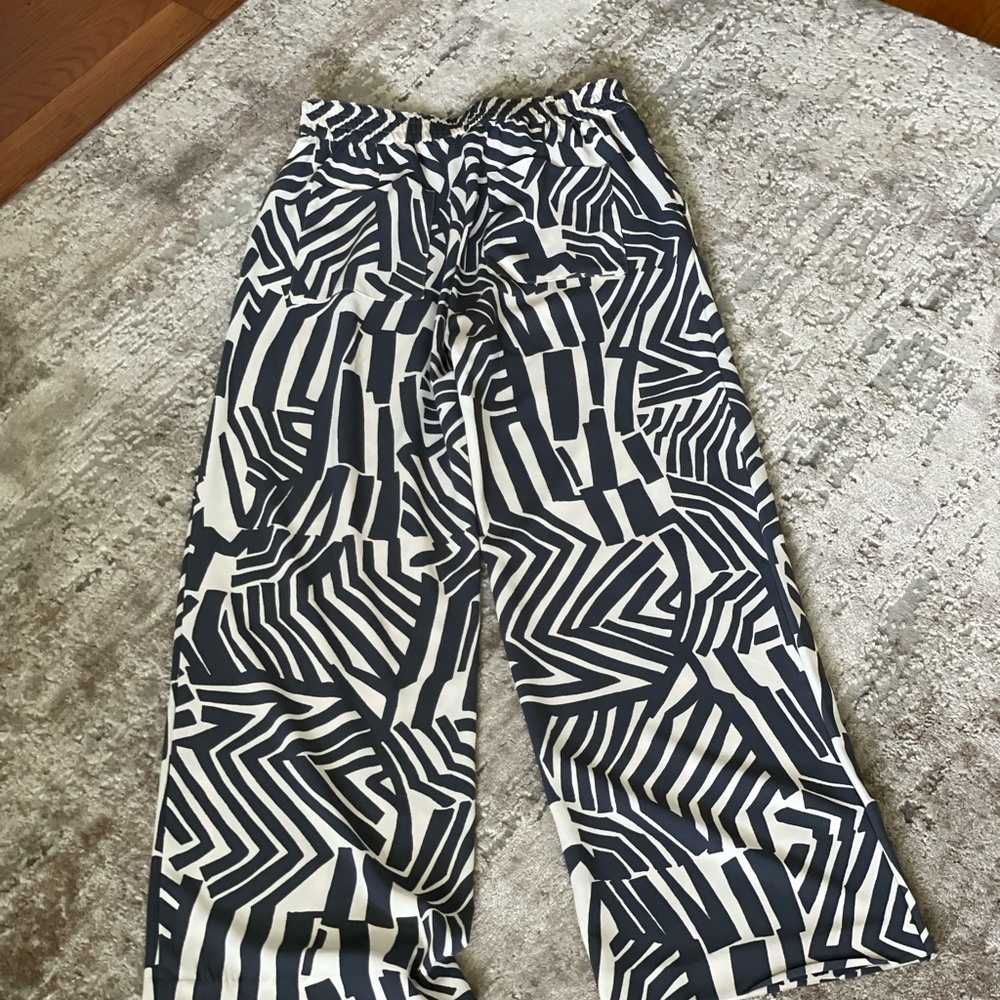 Loft palazzo wide leg pants with front and rear pockets. Soft fabric that flows